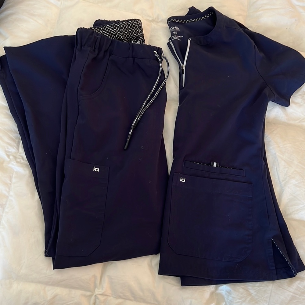 Koi navy scrub set